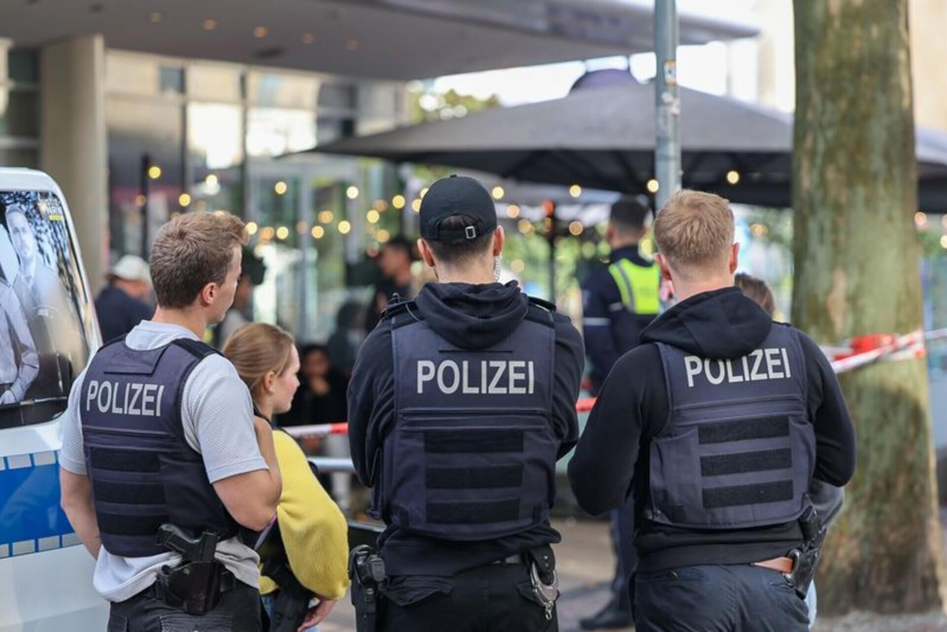 Nach häftlingsbefreiung in essen: justizminister limbach will überfallene beamte besuchen 2026 - iustitia. Bg - gerechtigkeit Mitten in der belebten essener innenstadt haben maskierte männer einen häftling befreit, der in eine arztpraxis gebracht werden sollte.