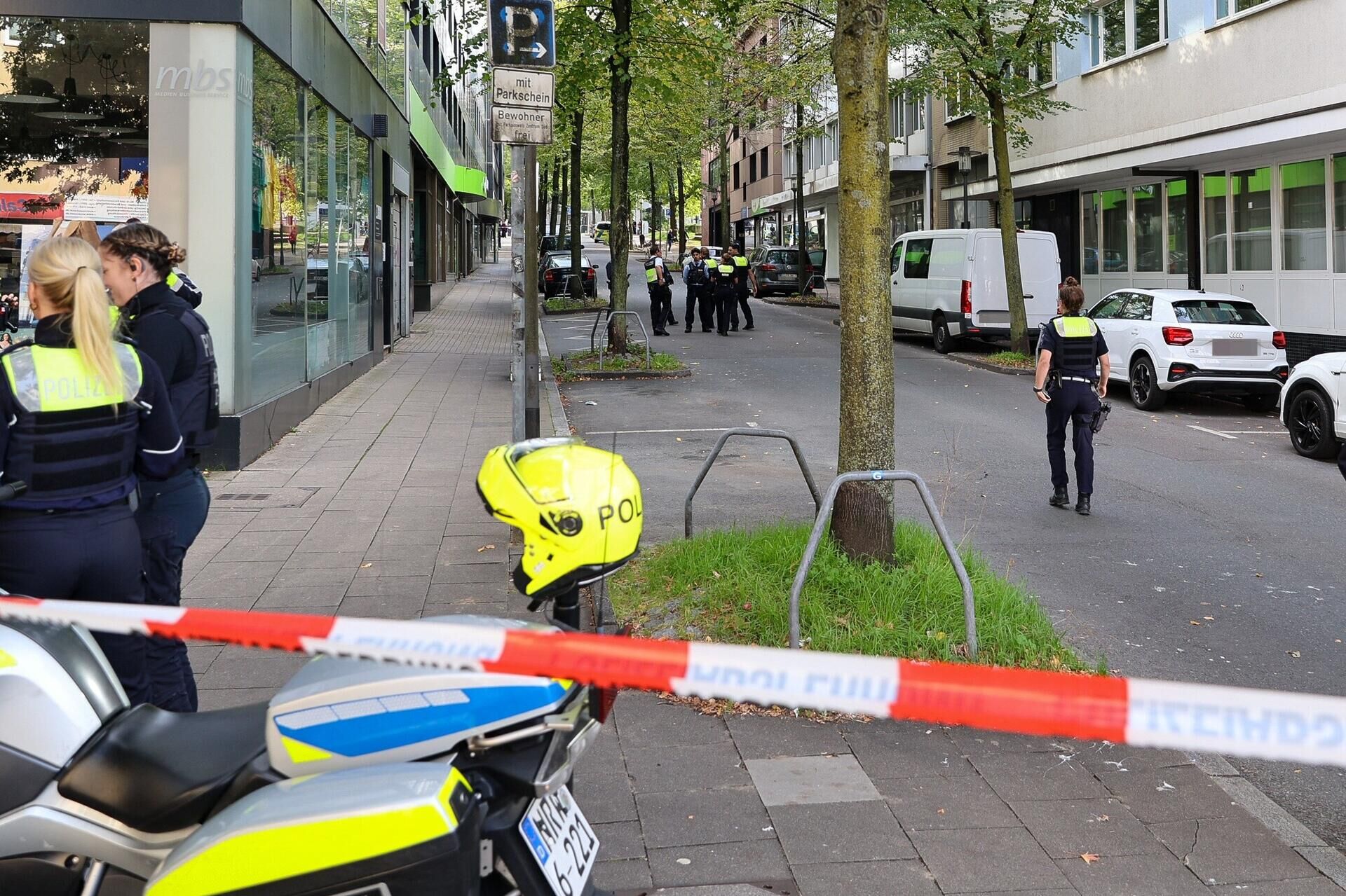 Nach häftlingsbefreiung in essen: justizminister limbach will überfallene beamte besuchen 2026 - iustitia. Bg - gerechtigkeit Einsatzkräfte stehen auf einer straße. Zwei unbekannte haben mitten in essen zwei justizbeamte angegriffen und einen 34 jahre alten häftling befreit.