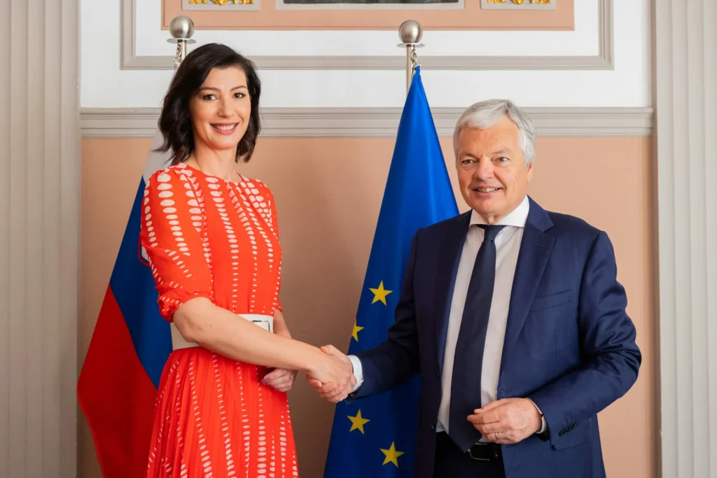Nekdanji evropski komisar obtožen pranja denarja in vplivanja na obveščevalne službe v prid rusije 2026 - pravosodje - iustitia. Bg Obveščevalne službe nekdanji evropski komisar obtožen pranja denarja in vplivanja na obveščevalne službe v prid rusije 2026 nekdanji evropski komisar obto pranja denarja vplivanja obveščevalne službe piše: a. S. (nova24tv. Si)
razkrita sporočila na aplikaciji whatsapp med nekdanjim evropskim komisarjem za... Iustitia. Bg nekdanji evropski komisar obtožen pranja denarja in vplivanja na obveščevalne službe v prid rusije 2026 2026-10-24 11:12:31 pravosodje - iustitia. Bg obveščevalne službe