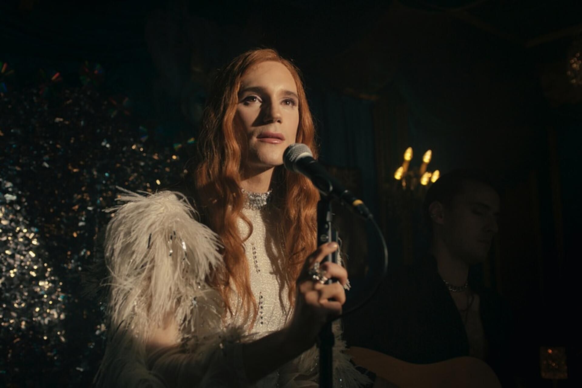 Neuer franken-tatort heute: „gottesgarten“ ist der erste fall für kommissarin rathgeber 2026 - iustitia. Bg - gerechtigkeit Travestiekünstlerin stella (moritz bock) bei ihrem gesangsauftritt.