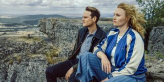 Neuer franken-tatort heute: „gottesgarten“ ist der erste fall für kommissarin rathgeber 2026 - iustitia. Bg - gerechtigkeit Kriminalhauptkommissar felix voss (fabian hinrichs) und kriminalhauptkommissarin emmy rathgeber (rosalie thomass) auf dem staffelberg.