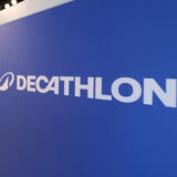 Das logo von decathlon, ein sportartikelhändler und hersteller von sportartikeln, ist in einer filiale aufgestellt.