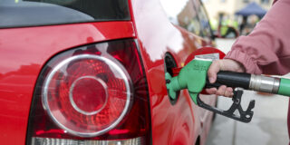 Neuer tankrabatt gilt ab heute: warum sich der preisvergleich an der tankstelle lohnt 2026 - iustitia. Bg - gerechtigkeit Auto wird getankt