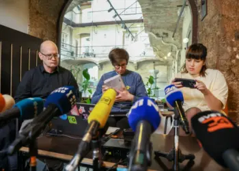 Nika štiri leta prespala, zato verjetno šele danes tamari vonta sporoča, da ne želi, da bi gledala v telefone državljanov!? 2026