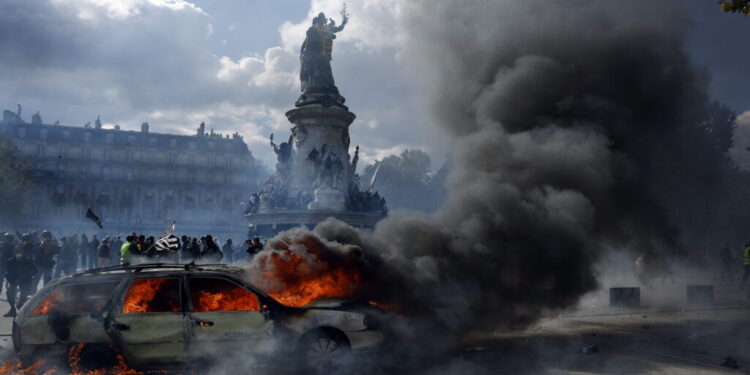 Novos episódios de violência e pilhagens em paris, mobilizada polícia de choque 2026