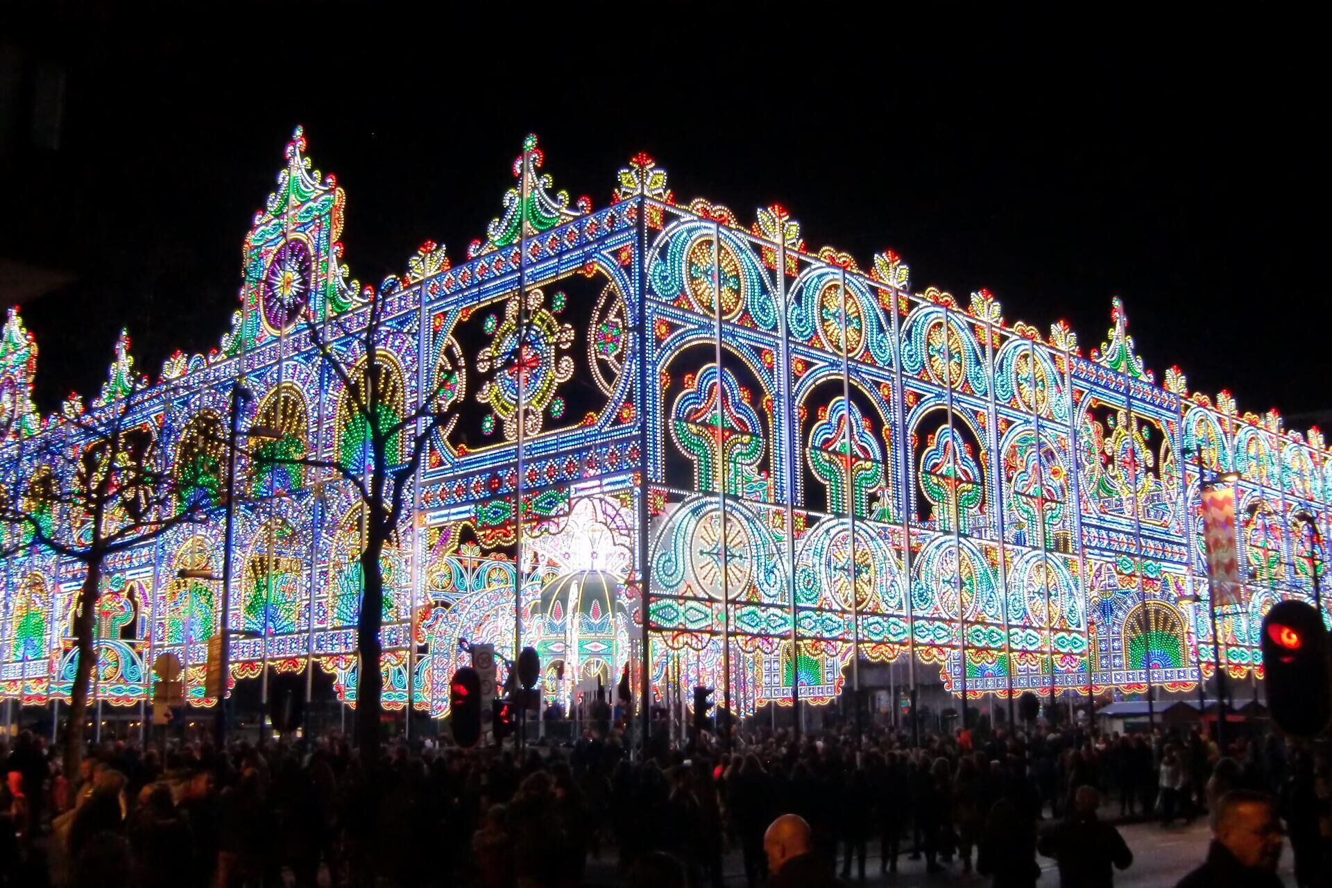 Nur 90 minuten von nrw entfernt: das schönste lichterfestival der niederlande 2026 - iustitia. Bg - gerechtigkeit Bunt beleuchtete gebäudefassade bei einem nächtlichen lichterfestival in eindhoven.