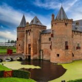 Nur 90 minuten von nrw entfernt: das schönste lichterfestival der niederlande 2026 - iustitia. Bg - gerechtigkeit Schloss muiderslot umgeben von einem wassergraben.
