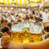 Bierkrüge vor in einem Festzelt beim Oktoberfest.
