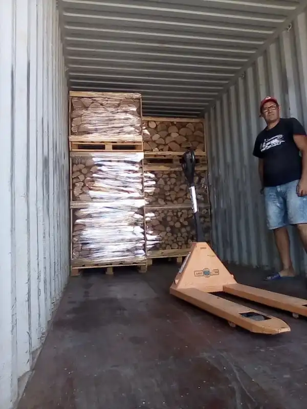 Engros brænde container lastning egetræ klodser på pallekasser 40 ft container bulk brænde levering europa producent bulk lastning af ovntørret egetræ brænde på pallekasser optimeret til engros distribution i europa for at sikre omkostningseffektivitet og maksimal volumen container braende