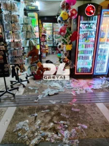 Έπεσε ξύλο σε περίπτερο στο ηράκλειο, πώς περαστικός επιτέθηκε σε πελάτη!
