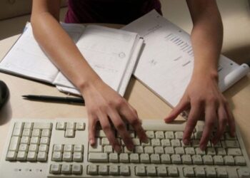 Подписка иска връщане на класа за чиновниците 2026