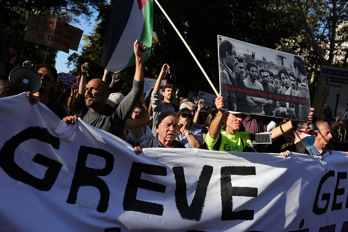 Praça polícia avança na praça da figueira. Pedras e vidros arremessados 2026 pol cia avan pra figueira pedras vidros arremessados 20 4 praça polícia avança na praça da figueira. Pedras e vidros arremessados agentes do corpo especial de polícia avançam em... Iustitia. Bg polícia avança na praça da figueira. Pedras e vidros arremessados 2026 2026-10-24 14:22:24 justiça - iustitia. Bg praça