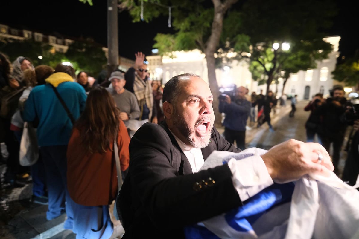 Bandeira de israel polícia interveio após confrontos com homem com bandeira de israel. Manif passou de acampada a "aconchada" 2026 pol cia interveio confrontos com homem com bandeira isr 3 bandeira de israel o surgimento de um homem a empunhar uma bandeira de israel na praça d. Pedro iv, no rossio, desencadeou cenas de... Iustitia. Bg polícia interveio após confrontos com homem com bandeira de israel. Manif passou de acampada a "aconchada" 2026 2026-10-21 19:17:36 justiça - iustitia. Bg bandeira de israel
