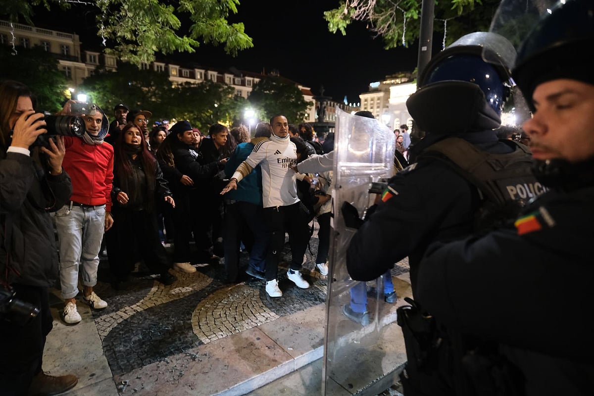 Bandeira de israel polícia interveio após confrontos com homem com bandeira de israel. Manif passou de acampada a "aconchada" 2026 pol cia interveio confrontos com homem com bandeira isr 4 bandeira de israel o surgimento de um homem a empunhar uma bandeira de israel na praça d. Pedro iv, no rossio, desencadeou cenas de... Iustitia. Bg polícia interveio após confrontos com homem com bandeira de israel. Manif passou de acampada a "aconchada" 2026 2026-10-21 19:17:36 justiça - iustitia. Bg bandeira de israel