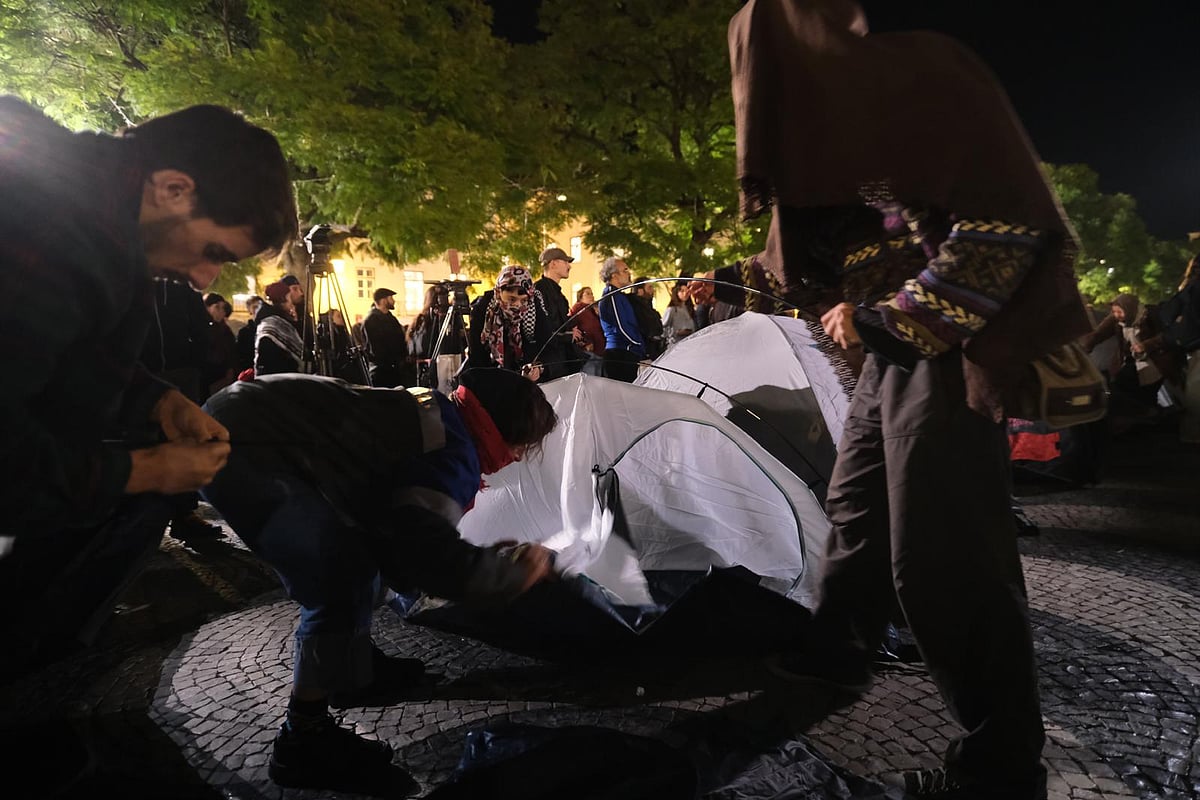 Obrigada a intervir polícia obrigada a intervir após confrontos com homem que invadiu manifestação com bandeira de israel 2026 pol cia obrigada intervir confrontos com homem que inva 2 obrigada a intervir o surgimento de um homem a empunhar uma bandeira de israel na praça d. Pedro iv, no rossio, desencadeou cenas de... Iustitia. Bg polícia obrigada a intervir após confrontos com homem que invadiu manifestação com bandeira de israel 2026 2026-10-21 18:55:36 justiça - iustitia. Bg obrigada a intervir