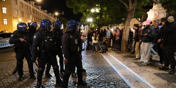 Polícia obrigada a intervir após confrontos com homem que invadiu manifestação com bandeira de israel 2026