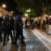 Polícia obrigada a intervir após confrontos com homem que invadiu manifestação com bandeira de israel 2026