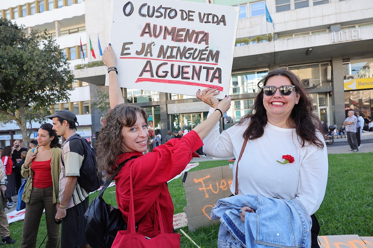 Rossio polícia tenta manter linha de diálogo. Fabian figueiredo aparece no rossio e culpa governo 2026 pol cia tenta manter linha logo fabian figueiredo apare 6 rossio psp continua a tentar convencer manifestantes a retirar tendas. Falou com fabian figueiredooficial da psp no comando... Iustitia. Bg polícia tenta manter linha de diálogo. Fabian figueiredo aparece no rossio e culpa governo 2026 2026-10-24 14:02:24 justiça - iustitia. Bg rossio