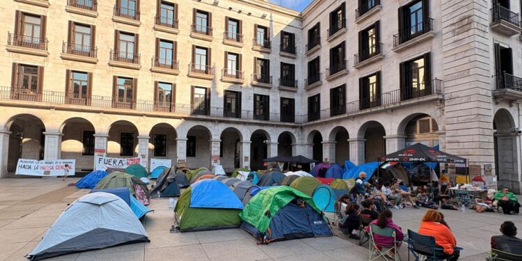 La policía local de santander identifica a más participantes en la acampada por la vivienda entre reproches ciudadanos 2026