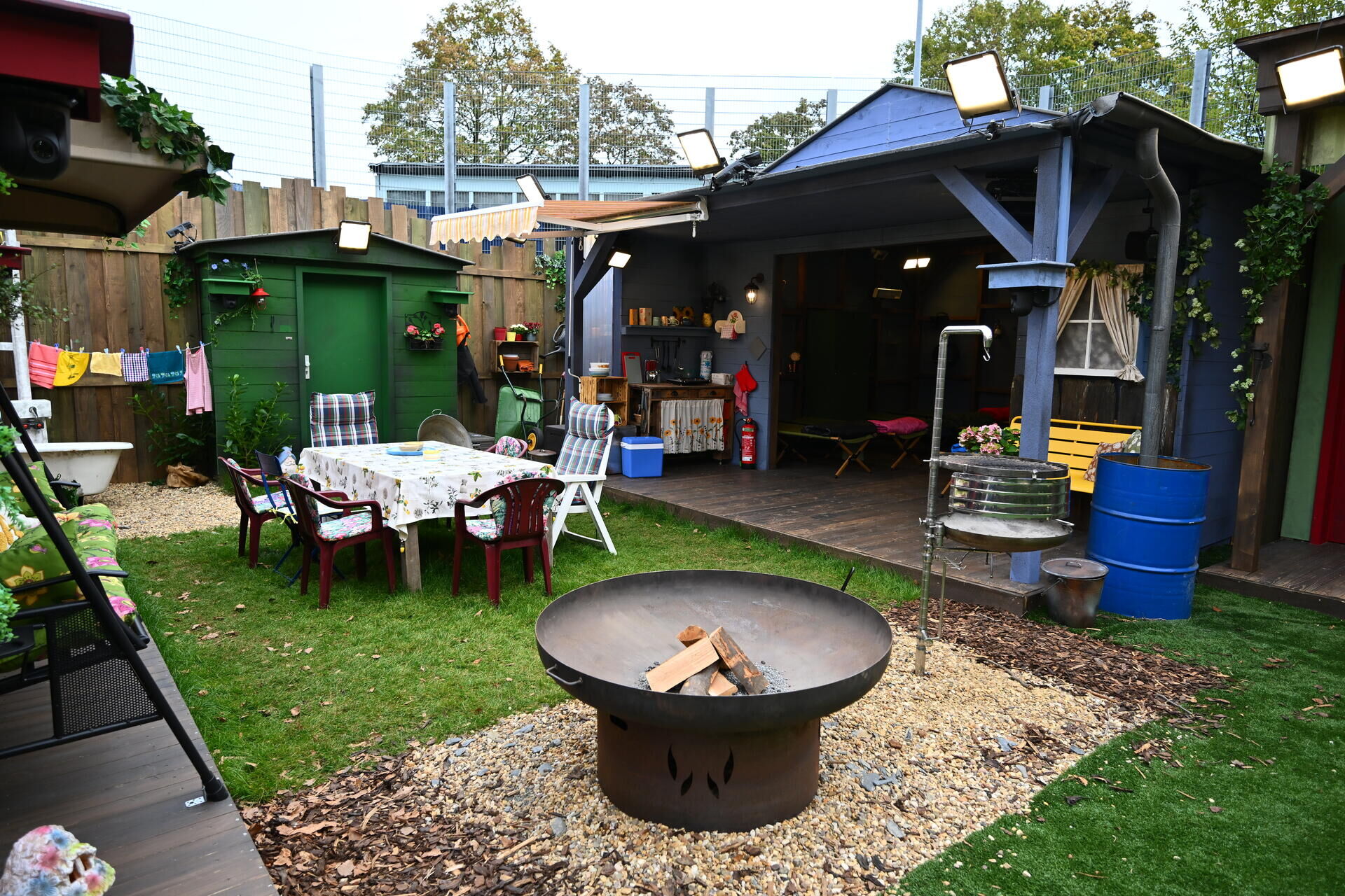 Garten des promi big brother haus, wo ein teil der kandidaten leben