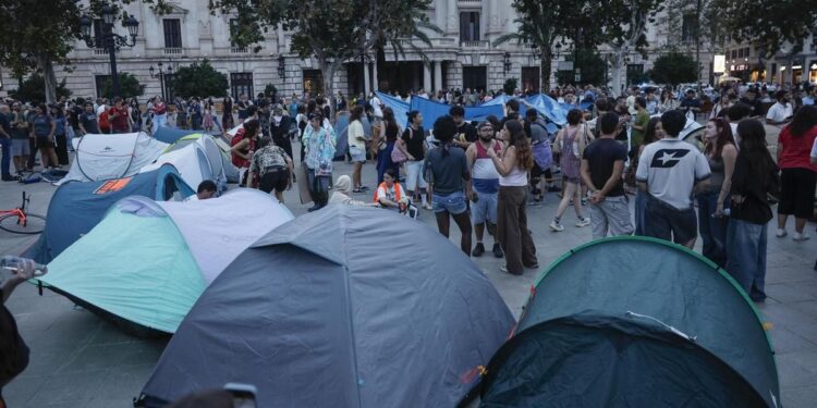 La protesta por el derecho a la vivienda deriva en una acampada en el centro de valència 2026