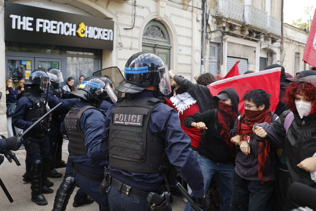 Protestos intensificam-se em frança e resultam em cerca de 2. 000 detidos 2026 - justiça - iustitia. Bg Intensificam-se em frança protestos intensificam-se em frança e resultam em cerca de 2. 000 detidos 2026 protestos intensificam fran resultam cerca 000 detidos intensificam-se em frança os protestos estudantis intensificaram-se na passada quinta-feira em frança, com mais escolas afetadas e a expansão... Iustitia. Bg protestos intensificam-se em frança e resultam em cerca de 2. 000 detidos 2026 2026-10-03 18:41:32 justiça - iustitia. Bg intensificam-se em frança