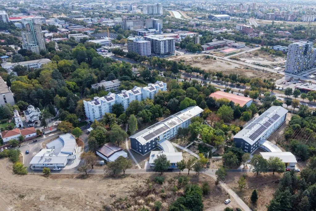 Пуштен е во употреба студентскиот дом „стив наумов“ со капацитет за 1. 150 студенти 2026 pushten upotreba studentskiot dom stiv naumov kapatsite 7 iustitia. Bg реновираниот студентски дом „стив наумов“ во скопје денеска е пуштен во употреба, со што во државниот студентски систем се додаваат 1. 150 легла. Обновата на домот е дел од... Пуштен е во употреба студентскиот дом „стив наумов“ со капацитет за 1. 150 студенти 2026 2026-09-30 11:40:53 правда - юстиция