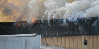 Rauch von großbrand in schwerte zieht nach dortmund: feuerwehr gibt warnung heraus 2026