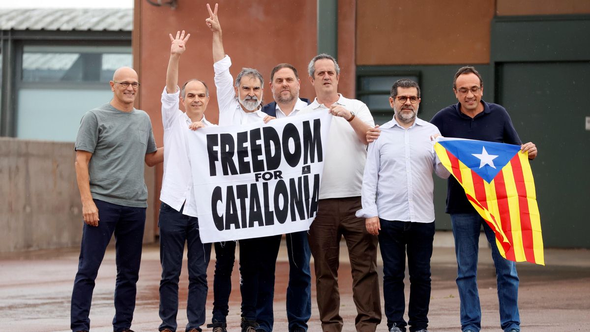 Referéndum, cárcel, huida y amnistía a puigdemont y los exconsellers: cronología de una década de procés 2026 - justicia - iustitia. Bg Los presos independentistas a su salida de lledoners tras el indulto