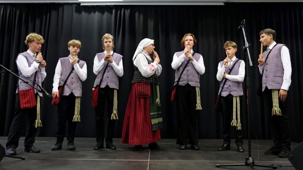 Respublikinis festivalis dudutis respublikinis festivalis „dudutis“ anykščiuose 2026 respublikinis festivalis dudutis anyk iuose 2026 5 respublikinis festivalis dudutis iustitia. Bg rugsėjo 26 d. Anykščių menų inkubatoriuje gargždų „vaivorykštės“ gimnazijos skudutininkų ansamblis, vadovaujamas muzikos mokytojos jūratės surblienės, dalyvavo respublikiniame... Respublikinis festivalis „dudutis“ anykščiuose 2026 2026-09-30 07:23:35 teisingumas - iustitia. Bg respublikinis festivalis dudutis