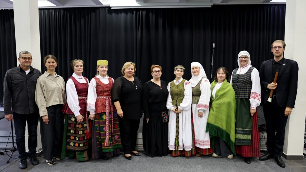 Respublikinis festivalis dudutis respublikinis festivalis „dudutis“ anykščiuose 2026 respublikinis festivalis dudutis anyk iuose 2026 8 respublikinis festivalis dudutis iustitia. Bg rugsėjo 26 d. Anykščių menų inkubatoriuje gargždų „vaivorykštės“ gimnazijos skudutininkų ansamblis, vadovaujamas muzikos mokytojos jūratės surblienės, dalyvavo respublikiniame... Respublikinis festivalis „dudutis“ anykščiuose 2026 2026-09-30 07:23:35 teisingumas - iustitia. Bg respublikinis festivalis dudutis