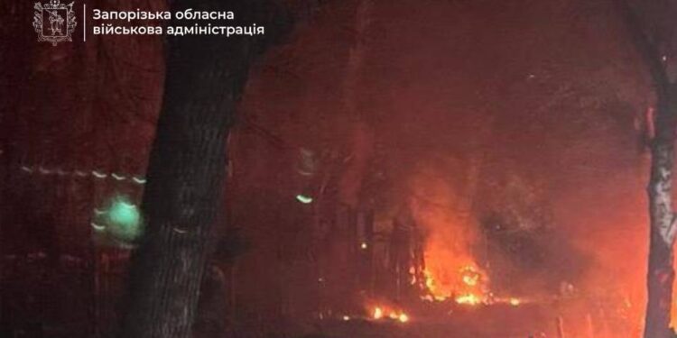 В результате атаки в запорожье повреждены дома, авто и коммерческое здание: есть пострадавшие 2026