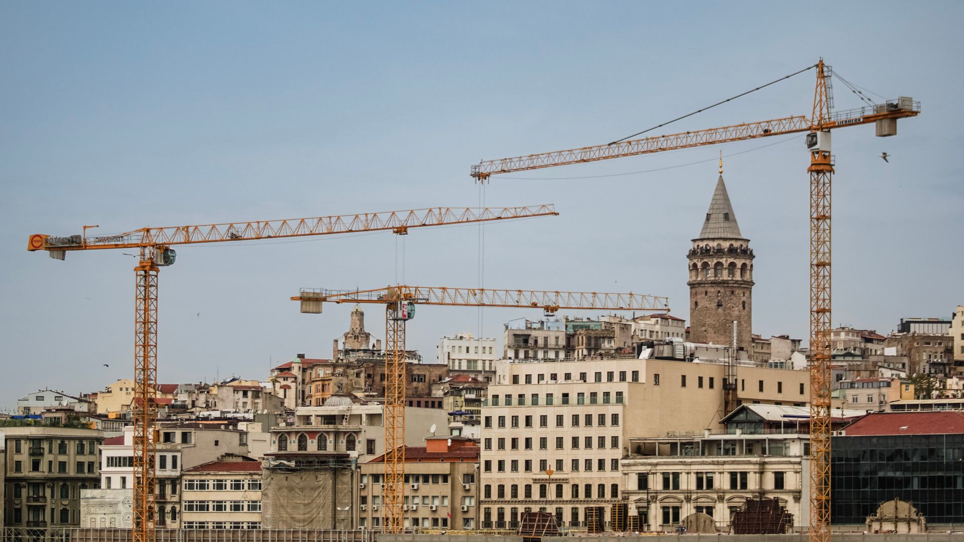 Sosyal konut türkiye'de ev sayısı rekor kırarken ev sahibi olanların oranı neden dibe vuruyor? 2026 rkiye say rekor rarken sahibi olanlar oran neden dibe v 1 sosyal konut haber merkezi türkiye'de her yıl 700 bin konut üretiliyor, boş ev artıyor ama ev sahipliği oranı düşmeye devam... Iustitia. Bg türkiye'de ev sayısı rekor kırarken ev sahibi olanların oranı neden dibe vuruyor? 2026 2026-10-05 10:21:26 adalet - iustitia. Bg sosyal konut