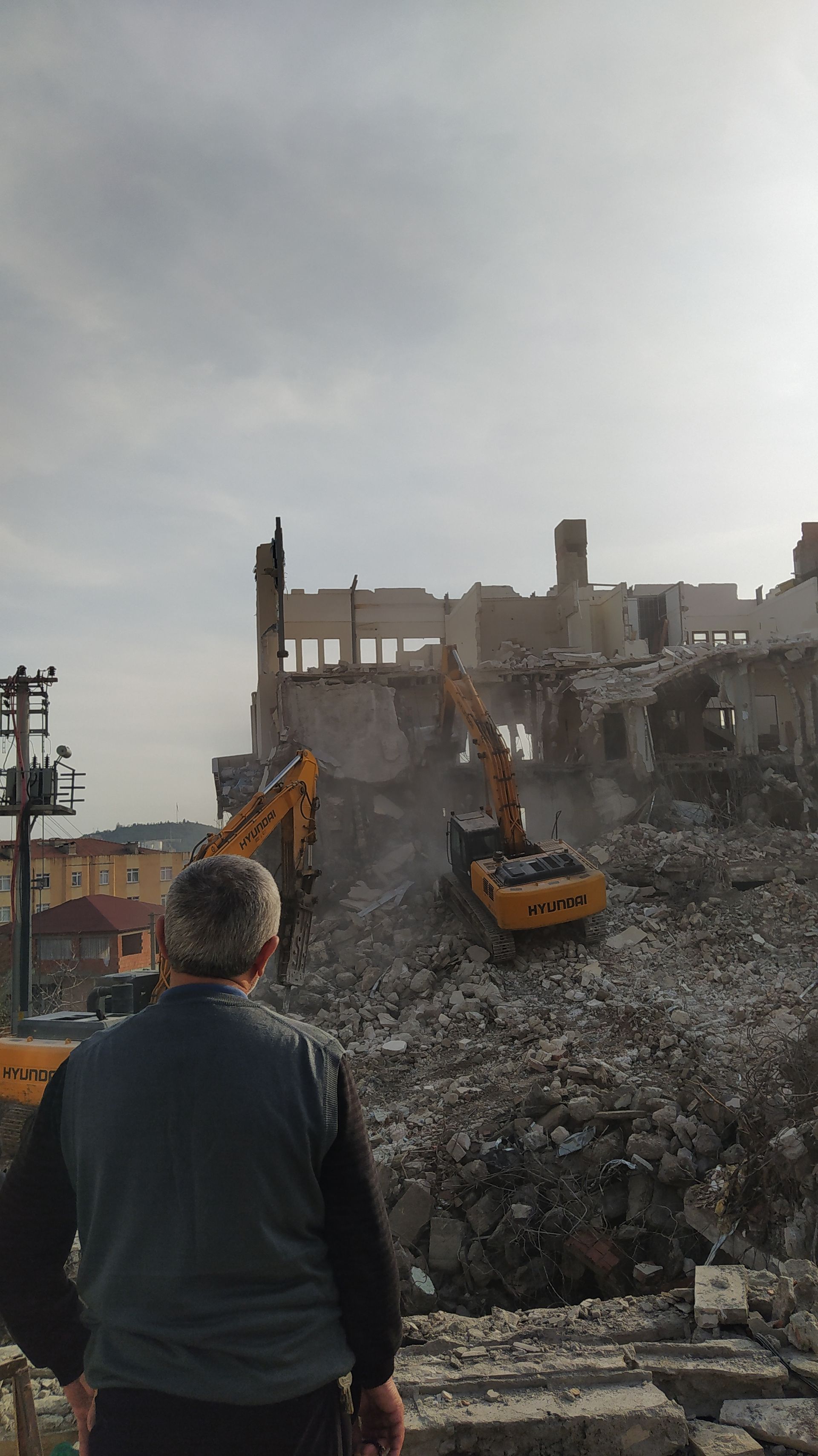 Sosyal konut türkiye'de ev sayısı rekor kırarken ev sahibi olanların oranı neden dibe vuruyor? 2026 rkiye say rekor rarken sahibi olanlar oran neden dibe v 4 sosyal konut haber merkezi türkiye'de her yıl 700 bin konut üretiliyor, boş ev artıyor ama ev sahipliği oranı düşmeye devam... Iustitia. Bg türkiye'de ev sayısı rekor kırarken ev sahibi olanların oranı neden dibe vuruyor? 2026 2026-10-05 10:21:26 adalet - iustitia. Bg sosyal konut