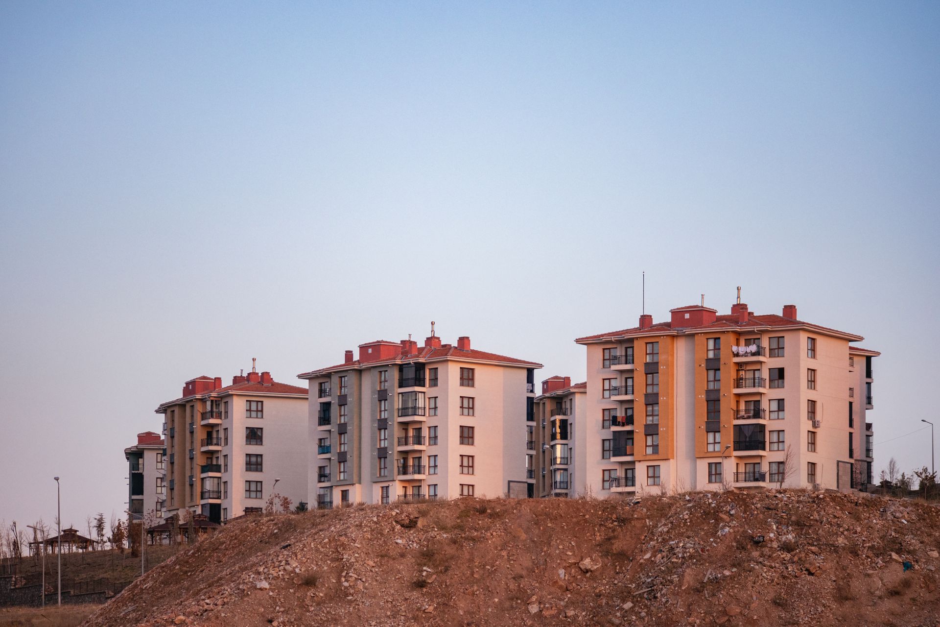 Sosyal konut türkiye'de ev sayısı rekor kırarken ev sahibi olanların oranı neden dibe vuruyor? 2026 rkiye say rekor rarken sahibi olanlar oran neden dibe v sosyal konut haber merkezi türkiye'de her yıl 700 bin konut üretiliyor, boş ev artıyor ama ev sahipliği oranı düşmeye devam... Iustitia. Bg türkiye'de ev sayısı rekor kırarken ev sahibi olanların oranı neden dibe vuruyor? 2026 2026-10-05 10:21:26 adalet - iustitia. Bg sosyal konut