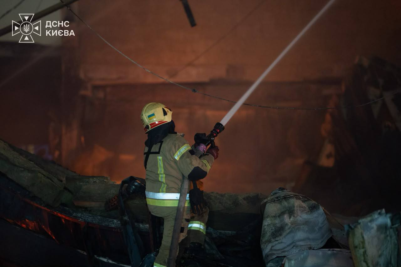 Росіяни після розмов про переговори вдарили по києву 21 ракетою – зеленський 2026 - справедливість - юстиция Наслідки російської атаки. Фото дснс києва
