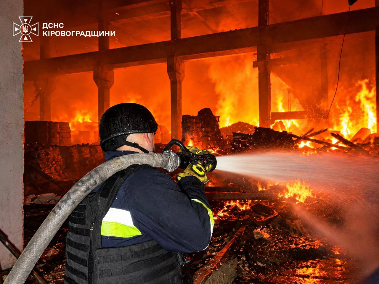 Росіяни після розмов про переговори вдарили по києву 21 ракетою – зеленський 2026 - справедливість - юстиция Наслідки російської атаки. Фото дснс кіровоградщини