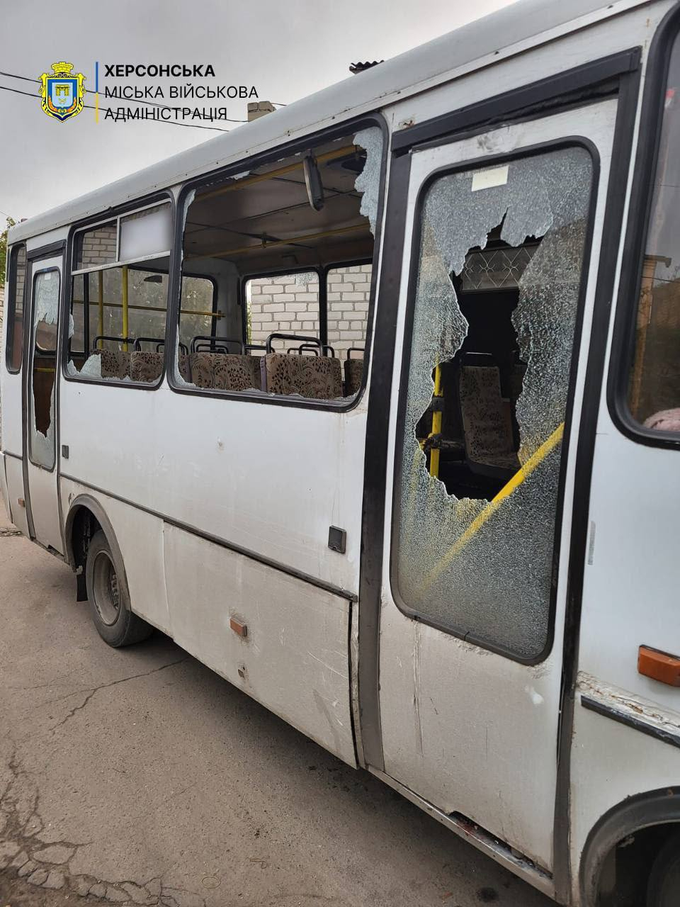 Дроном по маршрутці росіяни вдарили дроном по маршрутці в херсоні: є загиблий і поранені 2026 rosiyani vdarili dronom marshruttsi hersoni zagibliy po 1 дроном по маршрутці у неділю вдень російські загарбники атакували безпілотником в херсоні маршрутку, внаслідок чого постраждали 6... Iustitia. Bg росіяни вдарили дроном по маршрутці в херсоні: є загиблий і поранені 2026 2026-10-25 14:33:00 справедливість - юстиция дроном по маршрутці