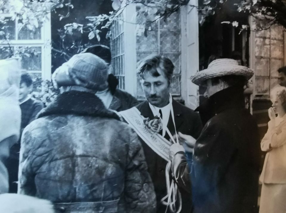 Vestuvių dalyviai ir vyras su piršlio juosta