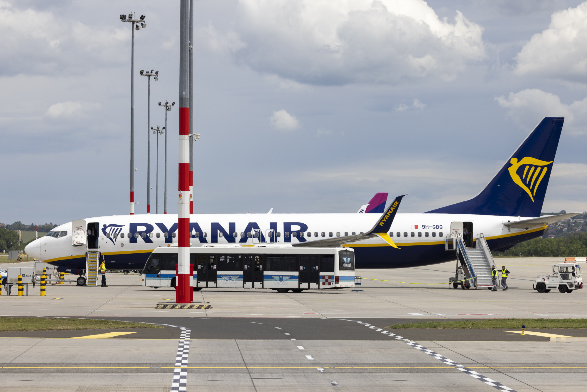 Ryanair-gép is madárnak két ryanair-gép is madárnak ütközött budapesten, az egyik kifutópályát le is zárták 2026 ryanair mad rnak budapesten egyik kifut 2026 ryanair-gép is madárnak két gép is madarakkal ütközött szombaton a budapesti repülőtéren, az egyik... Iustitia. Bg két ryanair-gép is madárnak ütközött budapesten, az egyik kifutópályát le is zárták 2026 2026-10-18 19:26:46 igazságszolgáltatás - iustitia. Bg ryanair-gép is madárnak