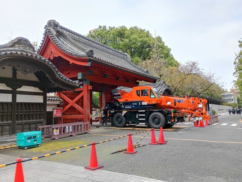 赤門をクレーン車がくぐった