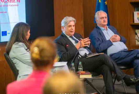 Shkrimtari i njohur italian: nga rrëfimet e panjohura të kadaresë tek enver hoxha dhe sekretet e historisë 2026 - юстиция Maurizio serra flet në “shqip”: nga rrëfimet e panjohura