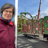 Sicherheit bei sim-jü in werne: feuerwehr leistet hunderte zusätzliche stunden 2026 - iustitia. Bg - gerechtigkeit Montage: stefanie benting, dezernentin bei der stadt werne, steht mit brille und bordeauxroter jacke neben einem fahrgeschäft auf dem sim-jü-gelände. Daneben steht ein anhänger mit dem großen, bunt beleuchteten schriftzug „wilde maus“.