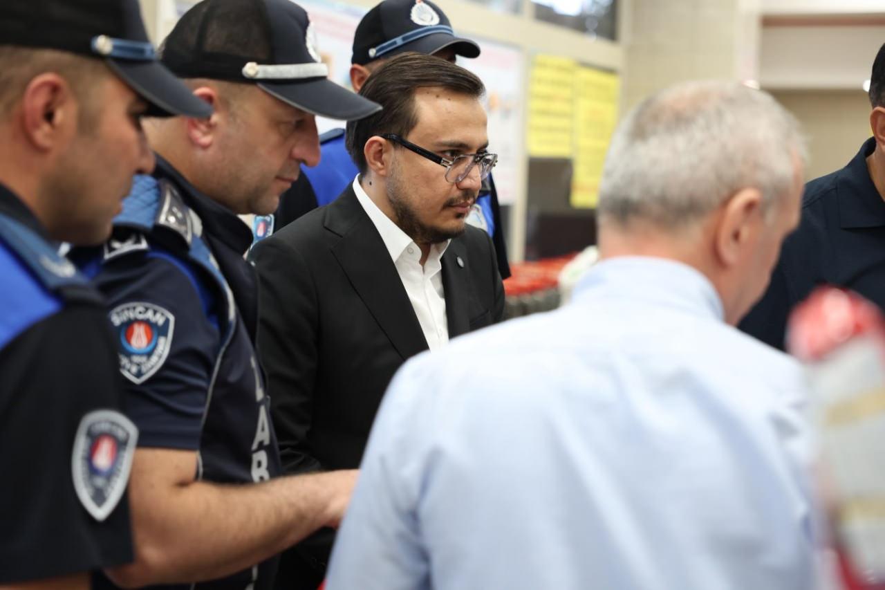 Smail can ocak sincan belediyesi'nin zincir market denetimi devam ediyor 2026 sincan belediyesi nin zincir market denetimi devam ediy 2 smail can ocak sincan’da bugüne kadar kural ihlali yapan çok sayıda işletmeyi mühürleyerek kamuoyunda "kepenk i̇ndiren adam" olarak... Iustitia. Bg sincan belediyesi'nin zincir market denetimi devam ediyor 2026 2026-10-20 10:35:00 adalet - iustitia. Bg smail can ocak