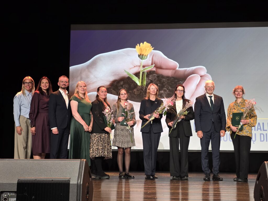 Socialinių darbuotojų dieną – padėka už kasdienį rūpestį žmogumi 2026 - teisingumas - iustitia. Bg Socialinių darbuotojų dieną socialinių darbuotojų dieną – padėka už kasdienį rūpestį žmogumi 2026 socialini darbuotoj dien pad kasdien pest mogumi 2026 3 socialinių darbuotojų dieną iustitia. Bg minint socialinių darbuotojų dieną, gargždų kultūros centre pagerbti klaipėdos rajono socialiniai darbuotojai ir jų partneriai. Renginio metu įteiktos dvi petronėlės kaubrienės... Socialinių darbuotojų dieną – padėka už kasdienį rūpestį žmogumi 2026 2026-10-02 05:55:00 teisingumas - iustitia. Bg socialinių darbuotojų dieną