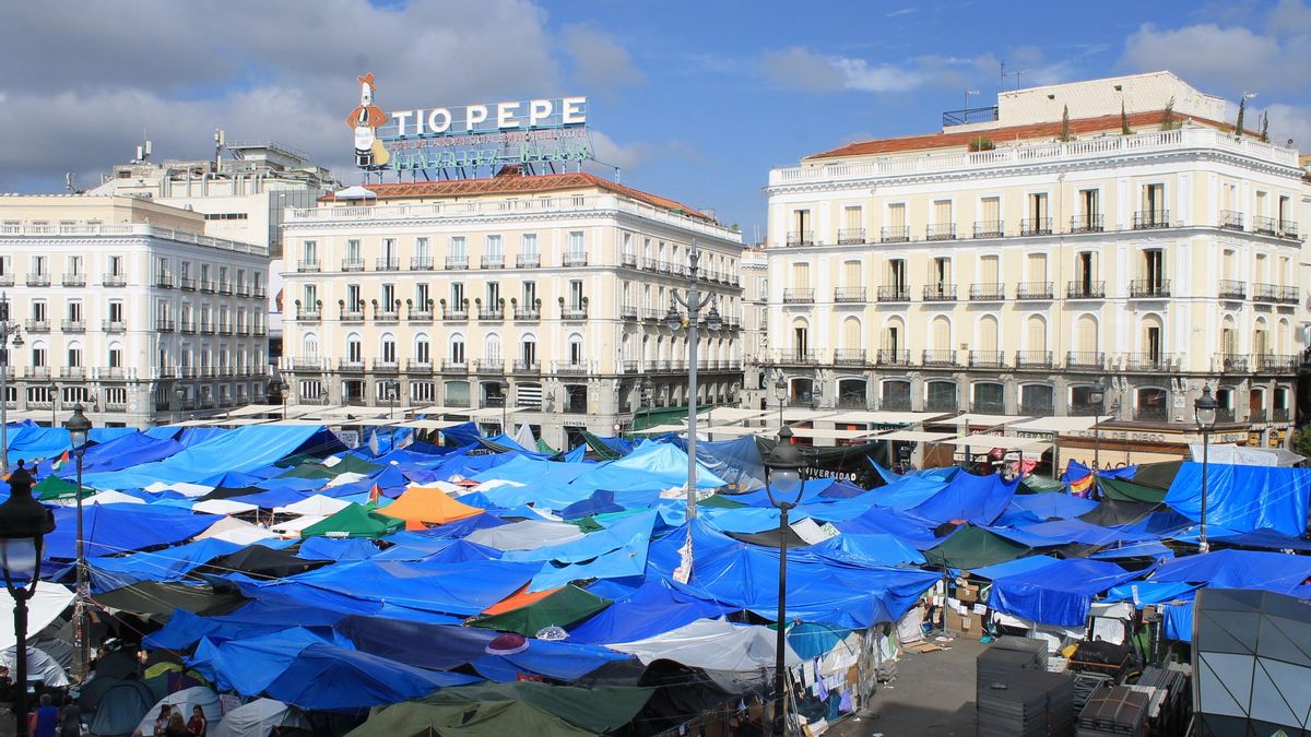 Vista general de las casi 1. 300 tiendas de campaña frente al edificio con el emblemático cartel del 'tio pepe'.