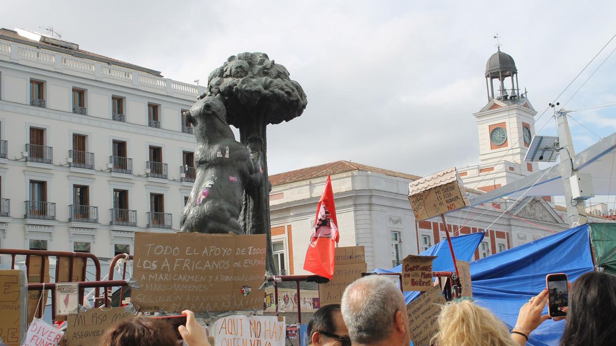 La estatua del oso y el madroño, vallada para su protección y rodeada de pancartas reivindicativas.