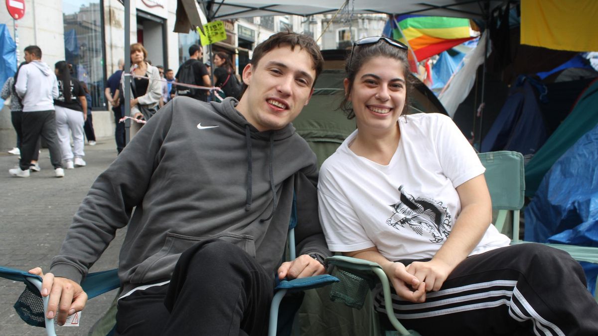 Mireia y guillermo llevan una semana acampando y se sienten "motivados" para continuar hasta la huelga general.
