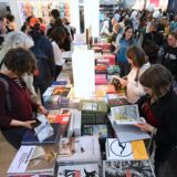 Messestand auf der frankfurter buchmesse mit besucherinnen und besuchern.
