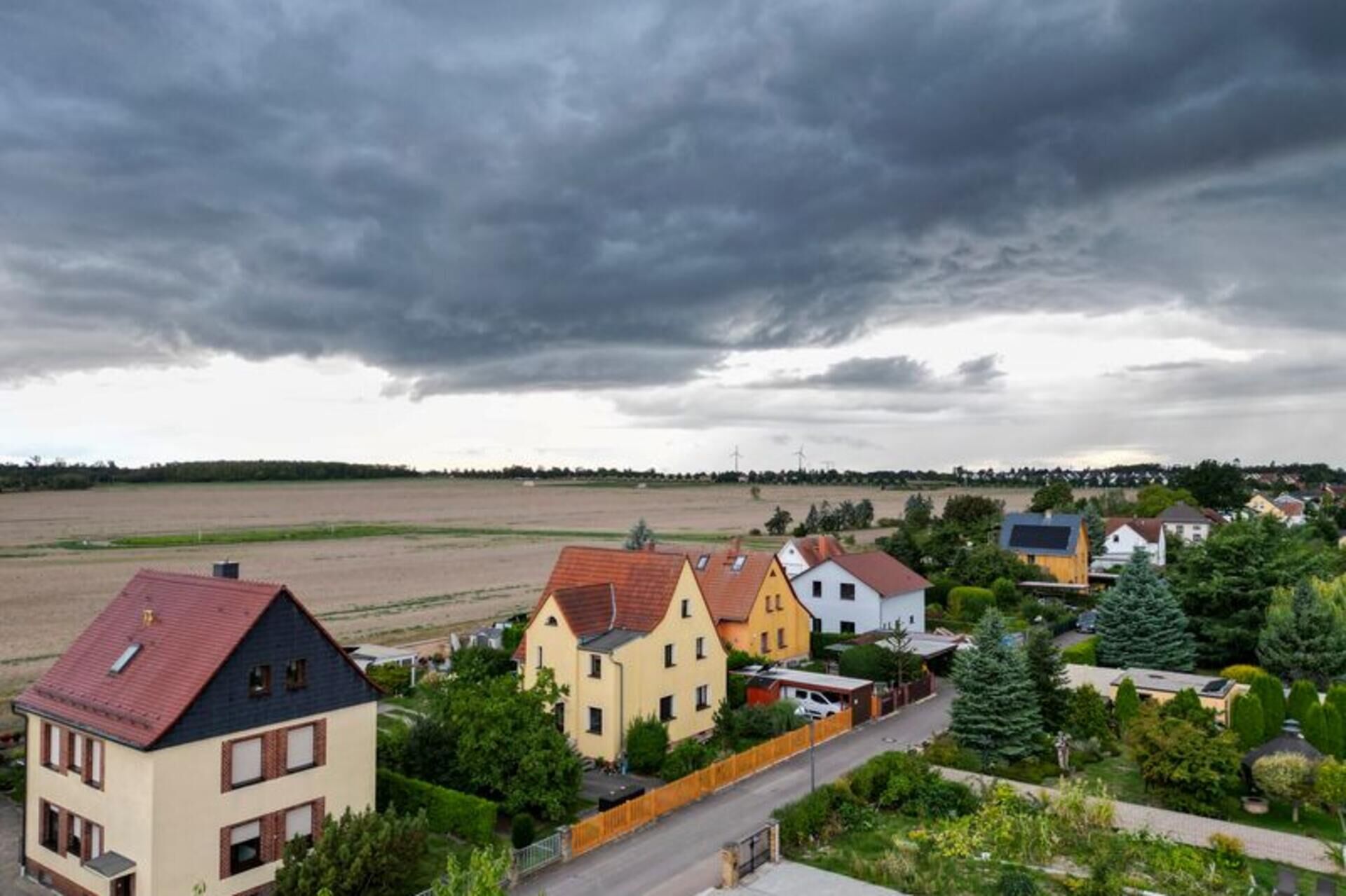 Sturmwarnung für fast ganz nrw: sturmböen bis 95 km/h am freitag möglich 2026 - iustitia. Bg - gerechtigkeit Herbststurm im anmarsch: schon windstärken um die 40 km/h reichen aus, um leichte gartenmöbel herumfliegen zu lassen.